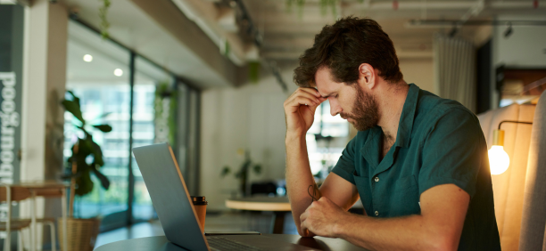 Man looking at computer stressed 